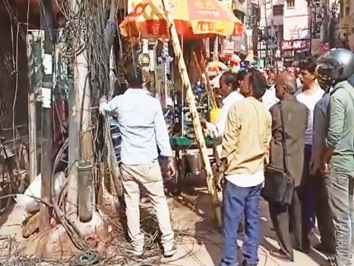 वाराणसी के चौक इलाके में खंभों से लटकते तार। - फाइल फोटो