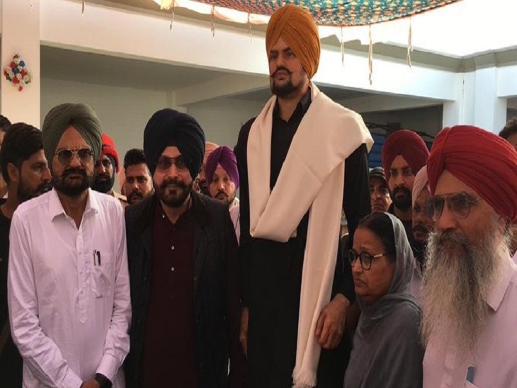 सिद्धू मूसेवाला के परिवार व बुत के साथ नवजोत सिंह सिद्धू।