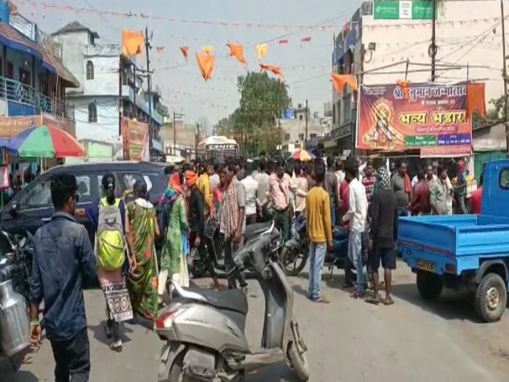 हादसे के बाद आक्रोशित लोगों ने कोरबा के सीतामणी चौक पर चक्काजाम कर दिया था।