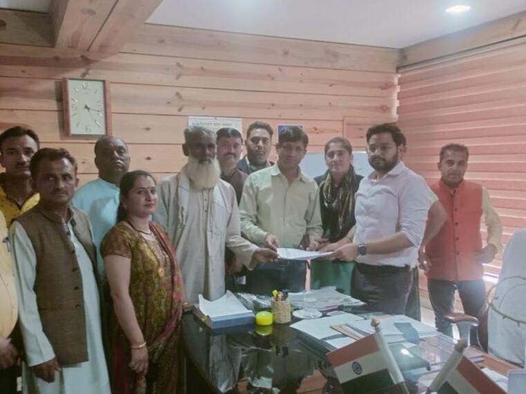 SDM को शिकायती पत्र सौंपते लोग। - Dainik Bhaskar