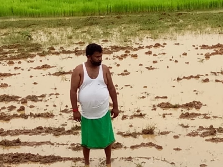 खेत में काम करते जगरनाथ महतो