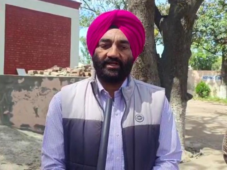 दिव्यांग स्नेहा के बारे में जानकारी देते स्कूल टीचर।