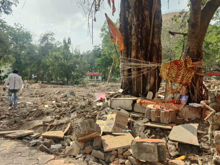 श्रावण मास के पहले मंदिर का जीर्णोद्धार होने वाला था। ढहाने के बाद अब अवशेष ही बचे हैं।