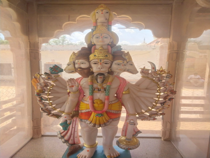 28 feet statue, blessing with one hand, mace in the other... it gives