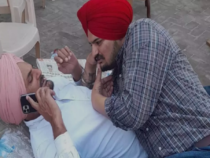 पिता बलकौर सिंह के साथ सिद्धू मूसेवाला । (फाइल फोटो)