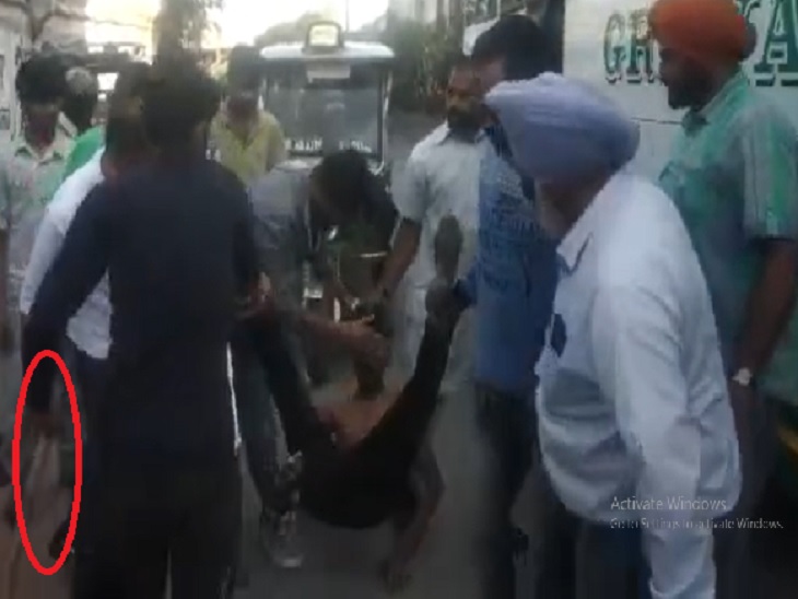 चोर को पकड़ते लोग।