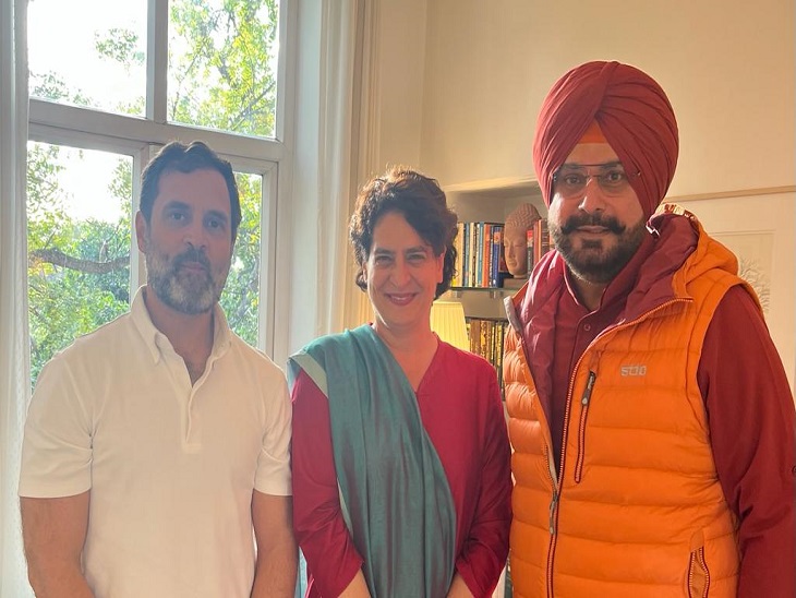 राहुल गांधी व प्रियंका गांधी के साथ नवजोत सिंह सिद्धू।