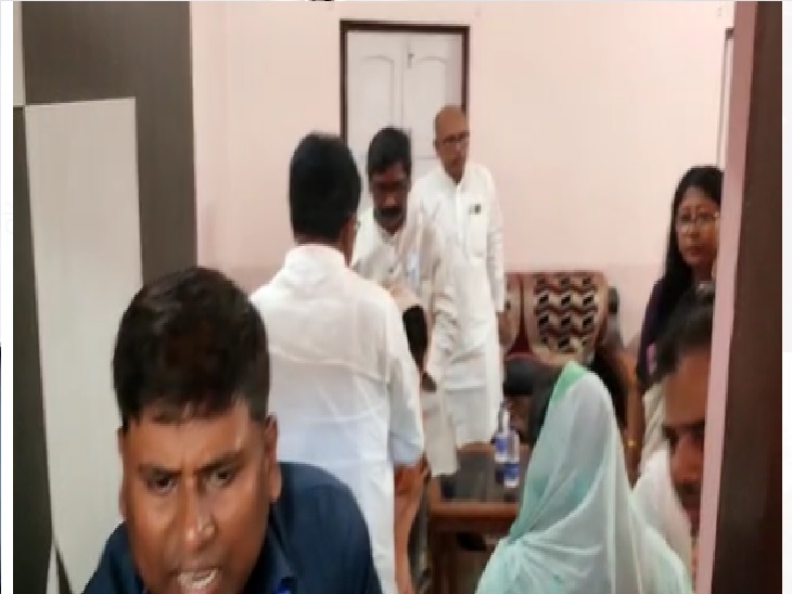 मुख्यमंत्री हेमंत सोरेन पहुंचे जगरनाथ महतो के घर, थोड़ी देर में होगा अंतिम संस्कार