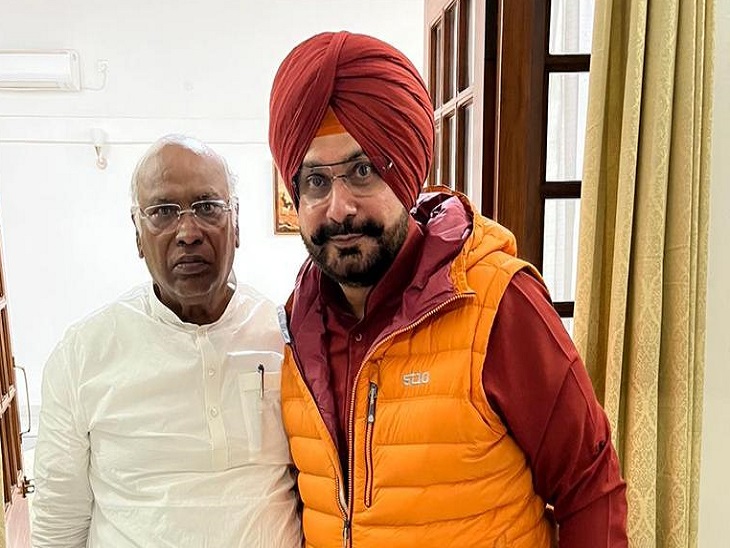 कांग्रेस अध्यक्ष मल्लिकार्जुन खड़गे के साथ नवजोत सिंह सिद्धू।