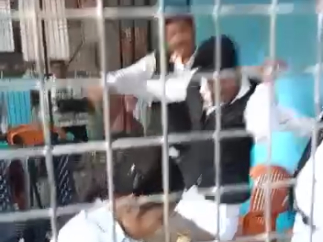 Bar association issued notice in Unnao, was beaten with shoes in the