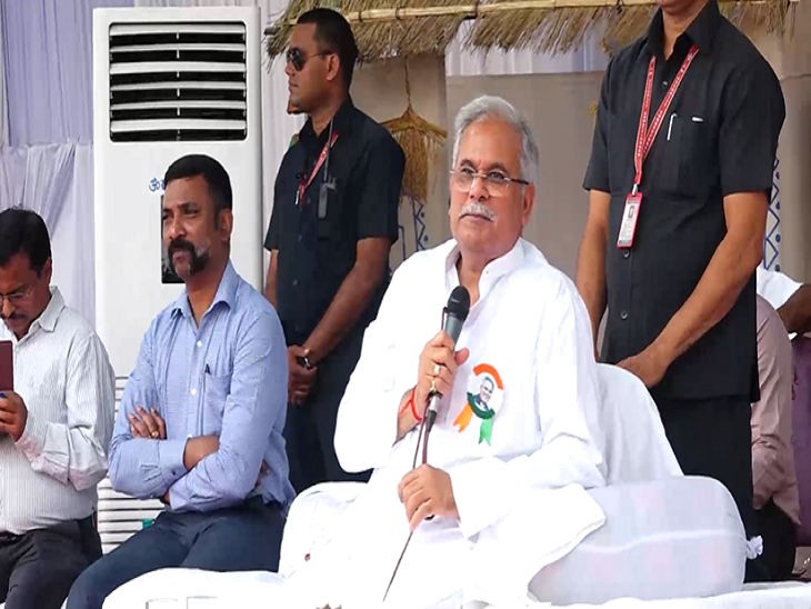 सीएम भूपेश लोगों के सवालों का जवाब देते हुए, मंच पर उनके साथ बैठे हुए अधिकारी।