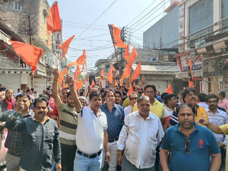 सिंधी कॉलोनी, पटेल नगर और आसपास के इलाकों के रहवासियों ने मंदिर के पुनर्निर्माण के लिए प्रदर्शन किया।