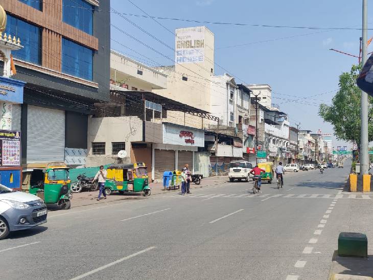 बेलेश्वर महादेव मंदिर तोड़ने के विरोध और मंदिर को फिर से बनाने के लिए इलाके के कारोबारियों ने दुकानें बंद रखी हैं। ये सभी बाजार दोपहर बाद खुलेंगे।