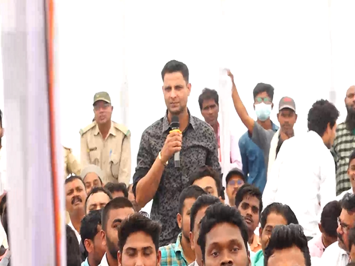 लोगों ने मुख्यमंत्री से कई सवाल किए, भूपेश बघेल ने बारी-बारी से सभी के सवालों का जवाब दिया।