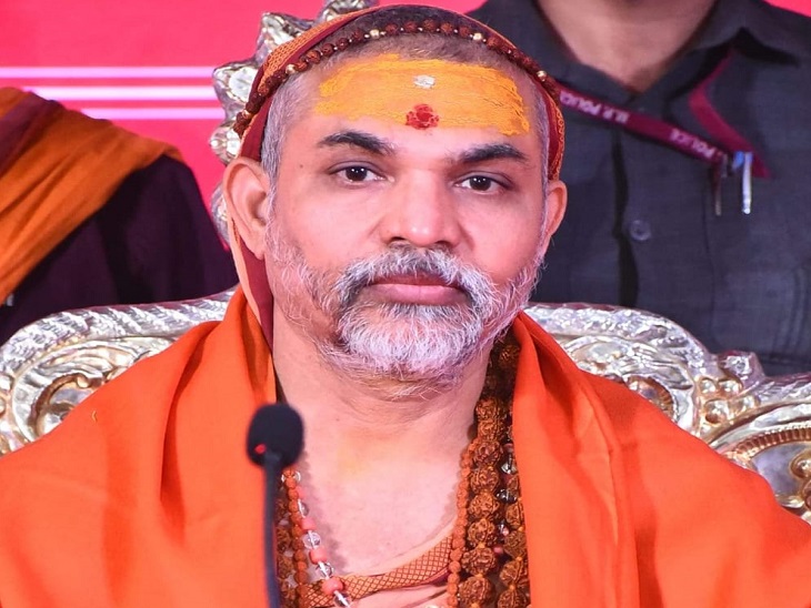 स्वामी अविमुक्तेश्वरानंद सरस्वती, शंकराचार्य स्वामी स्वरूपानंद सरस्वती के शिष्य हैं।