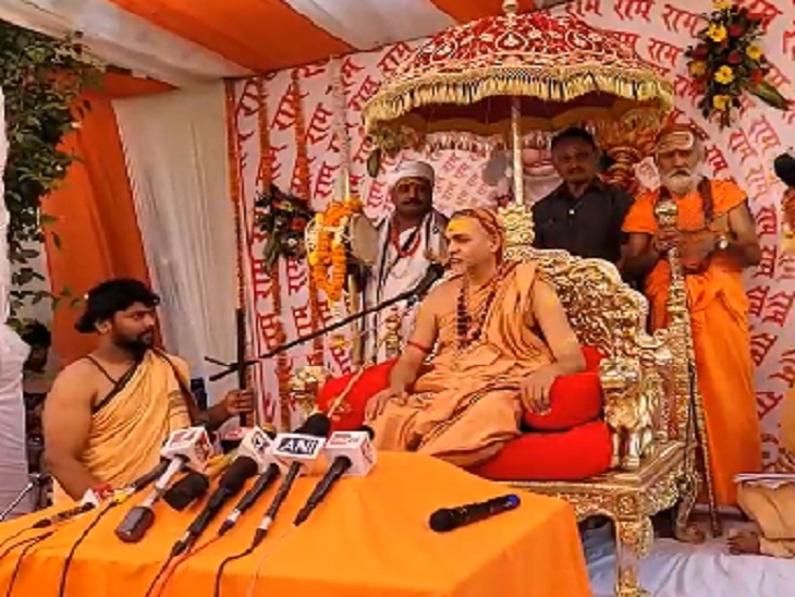 रायपुर में मीडिया से चर्चा के दौरान स्वामी अविमुक्तेश्वरानंद सरस्वती