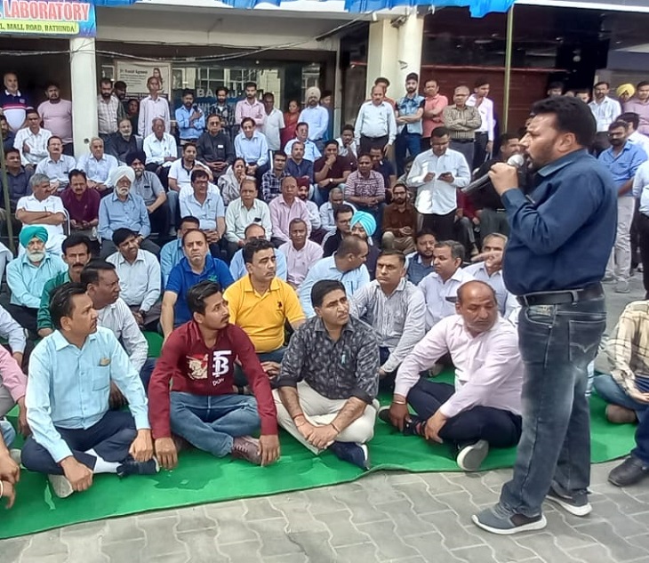 बठिंडा के माल रोड पर नगर निगम की कार्रवाई की विरोध में धरना देते दुकानदार।