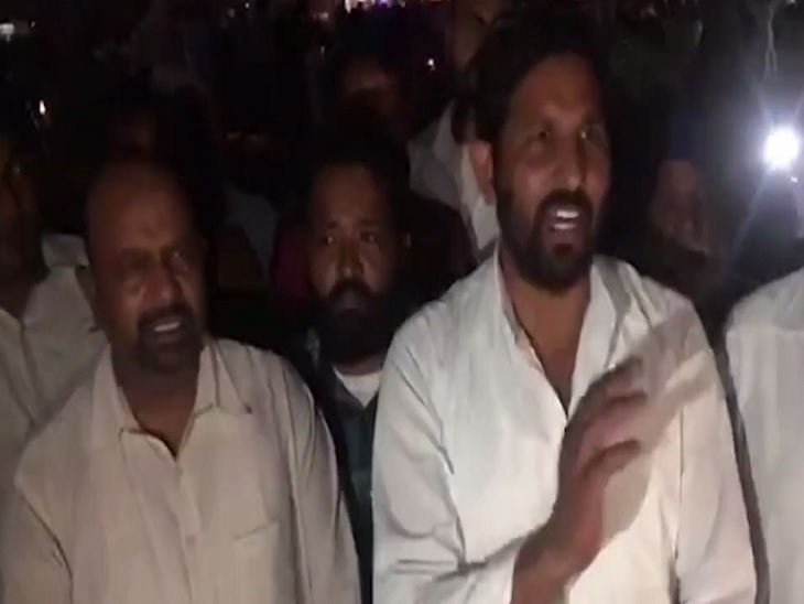 अपनी बात रखते हुए ईसाई भाईचारे के लोग।