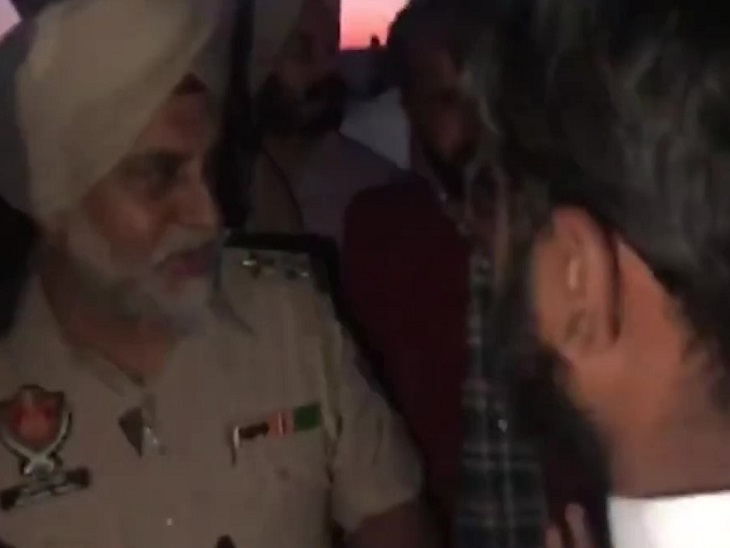 लोगों को शांत करने का प्रयास करते हुए पुलिस।