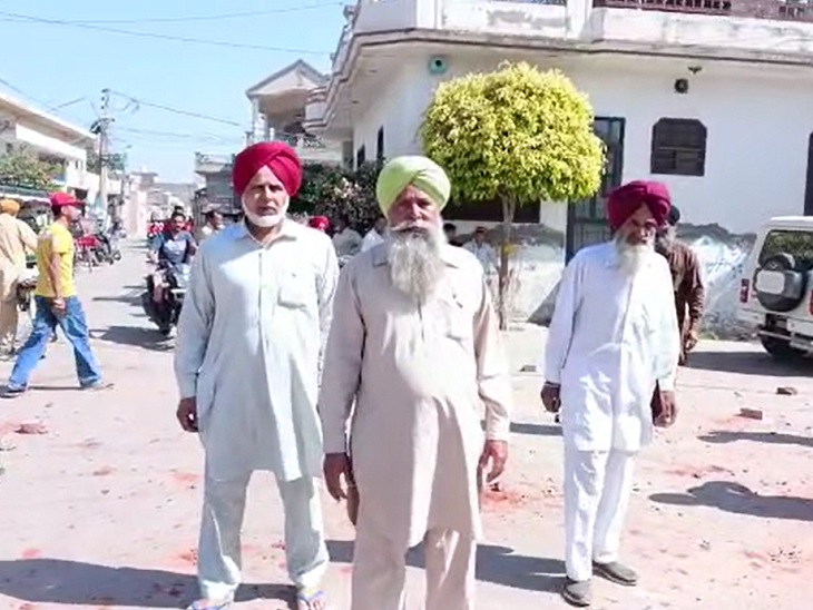 पथराव के बाद मौके पर मौजूद लोग।