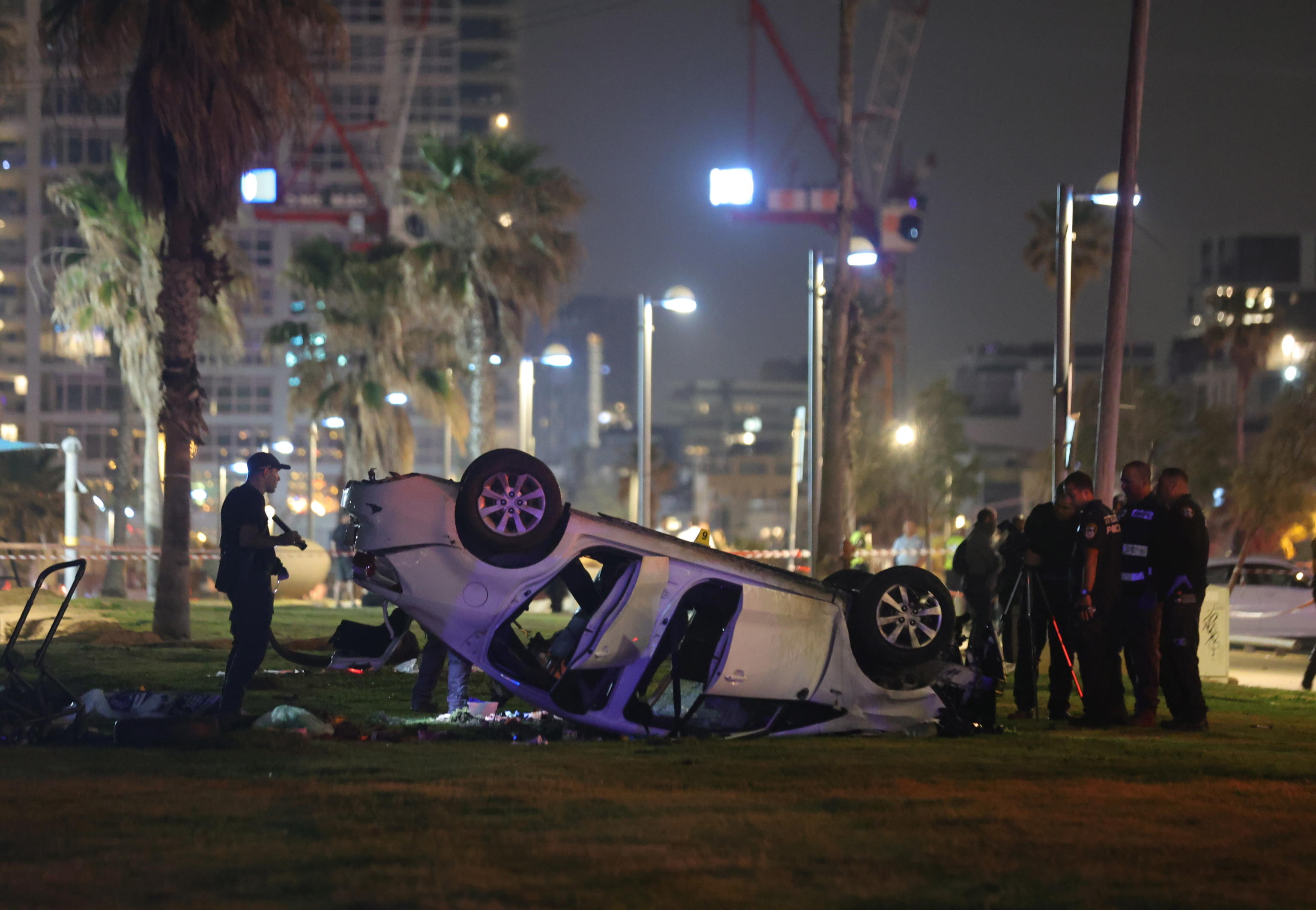 ये घटनास्थल की फोटो है। लोगों को टक्कर मारने के बाद कार पलट गई। पुलिस ने कार के ड्राइवर को मार गिराया है।