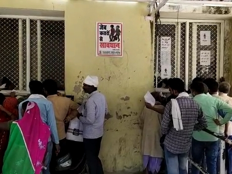 अस्पतालों में मरीजों की भारी भीड़ लग रही है, लेकिन इसे लेकर सावधानी नहीं बरती जा रही है।