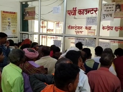 अस्पतालों में मरीजों की भारी भीड़ लग रही है, लेकिन इसे लेकर सावधानी नहीं बरती जा रही है।
