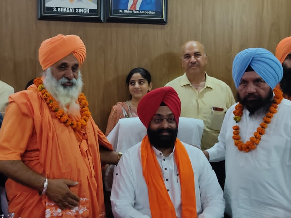 कपूरथला में गुरपाल ने संभाली इम्प्रूवमेंट ट्रस्ट की कुर्सी 3 पदभार संभालने के बाद नवनियुक्त चेयरमैन गुरपाल सिंह।