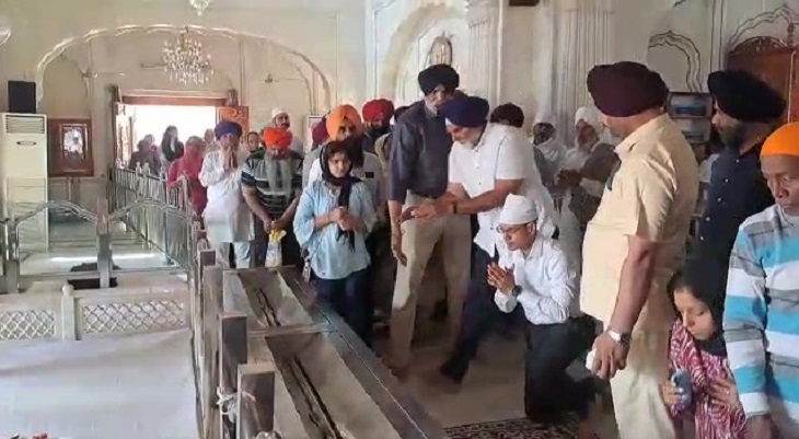 पंजाब DGP की अमृतपाल को नसीहत 2 श्री अकाल तख्त साहिब पर नतमस्तक होते हुए डीजीपी गौरव यादव।