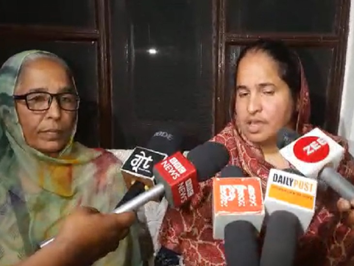 पपलप्रीत सिंह की मां और पत्नी अपना पक्ष रखते हुए।