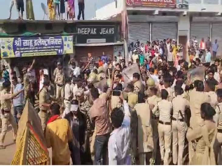 साजा में बैरिकेड तोड़ आगे बढ़े साव।