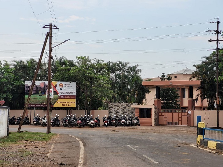 बंद के दौरान खुले रहे जिले के स्कूल और कॉलेज।