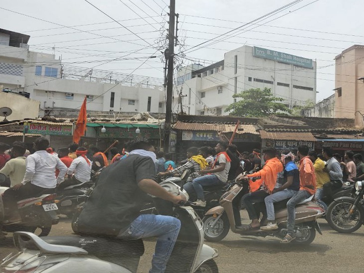 दुकानों को बंद कराने निकले बजरंग दल के कार्यकर्ता