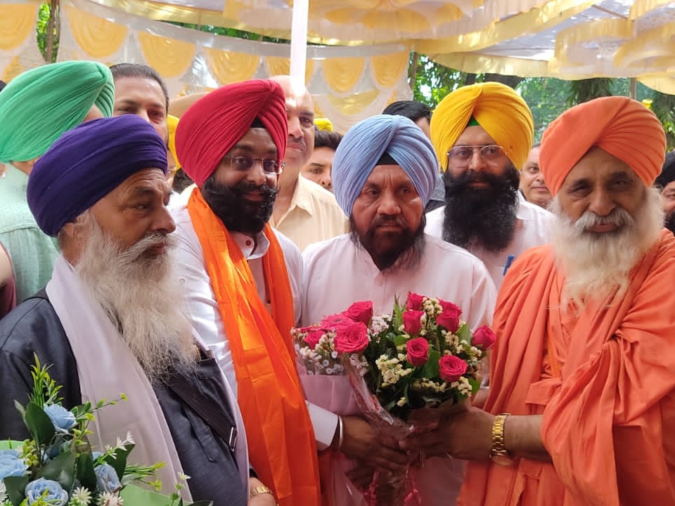 कपूरथला में गुरपाल ने संभाली इम्प्रूवमेंट ट्रस्ट की कुर्सी 2 नवनियुक्त चेयरमैन गुरपाल सिंह का कार्यालय में स्वागत करते हुए।