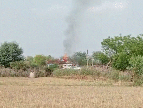 जिस मकान में आग लगाई। उस मकान के पास ही पुलिस अधिकारियों की गाड़ी भी खड़ी थी।