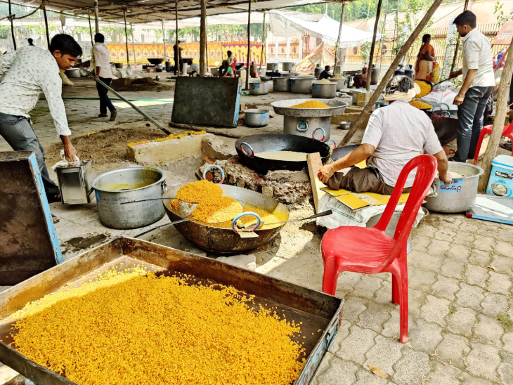 55 क्विंटल नुक्ती तैयार करते कारीगर