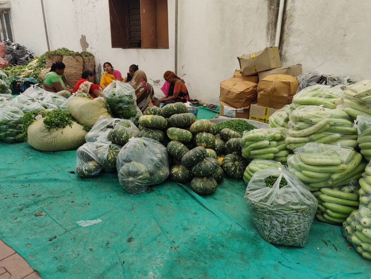 भंडारे के लिए आई सब्जियों को सुधारती महिलाएं।