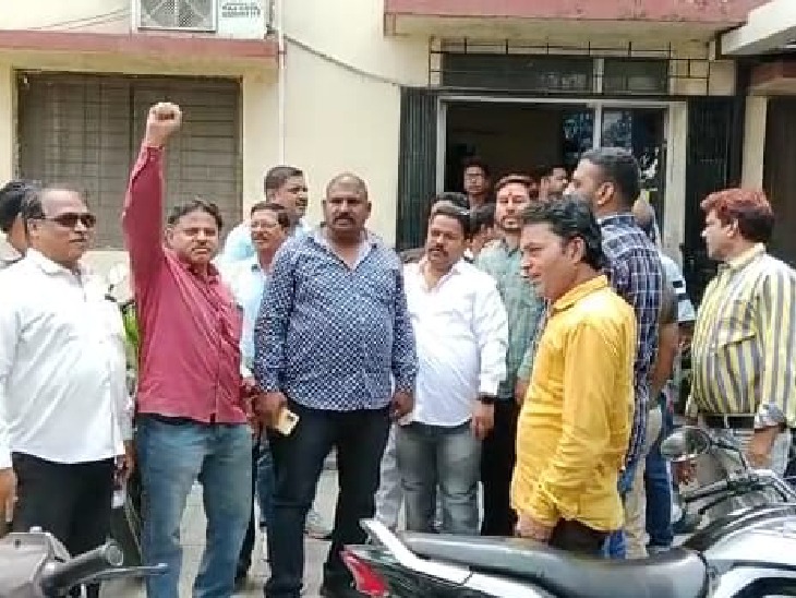 थाने के बाहर समर्थकों ने की नारेबाजी।