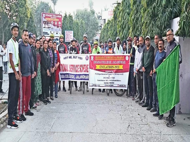 दोआबा कॉलेज के साइक्लिंग क्लब के साथ रोहित शर्मा व अन्य।-भास्कर - Dainik Bhaskar