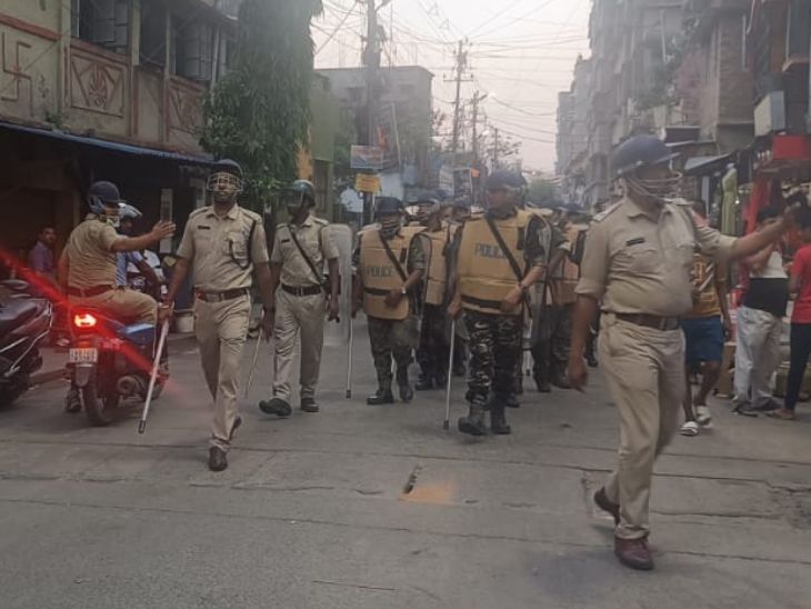 राम नवमी जुलूस के दौरान, जहां हिंसा हुई थी, वहां पुलिस तैनात है। जवान सड़कों पर गश्त कर रहे हैं। रात में ज्यादा चौकसी बरती जा रही है।