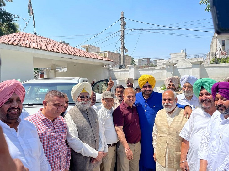 केपी के घर पर कांग्रेस कार्यकर्ताओं के साथ नवजोत सिंह सिद्धू