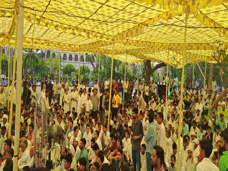 पायलट के अनशन में पहुंचे समर्थकों ने उनके समर्थन में जबरदस्त नारेबाजी की।