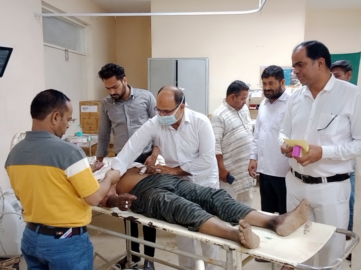 DB admitted in hospital in critical condition, was returning home leaving  grandchildren at school | 2 बाइक की टक्कर में व्यक्ति घायल: गंभीर हालत में  डीबी अस्पताल में भर्ती, पोता-पोती को ...