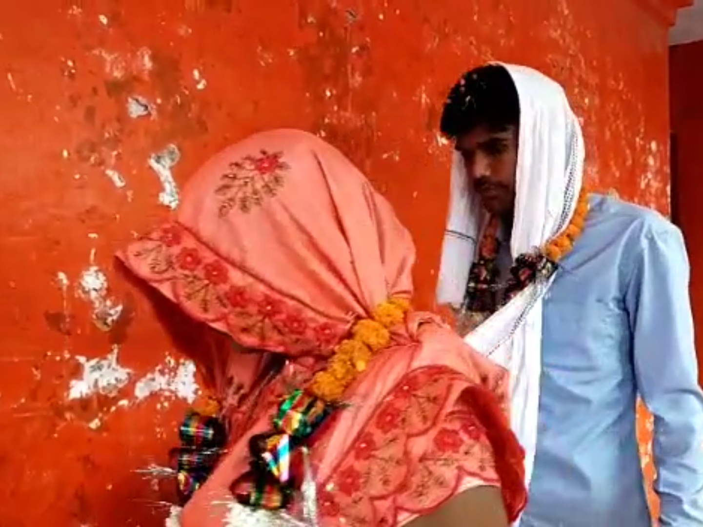 कोतवाली परिसर में स्थित मंदिर में पुलिसकर्मियों व परिजनों ने देवर भाभी की शादी कराई। हिंदू रिति-रिवाज के साथ विवाह संपन्न हुआ।