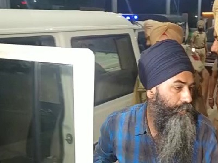 पुलिस सुरक्षा में अमृतसर एयरपोर्ट लाया गया पपलप्रीत सिंह।