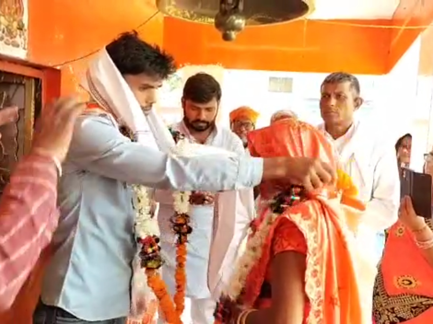 मंदिर में परिजनों की मौजूदगी में दोनों ने शादी करी।