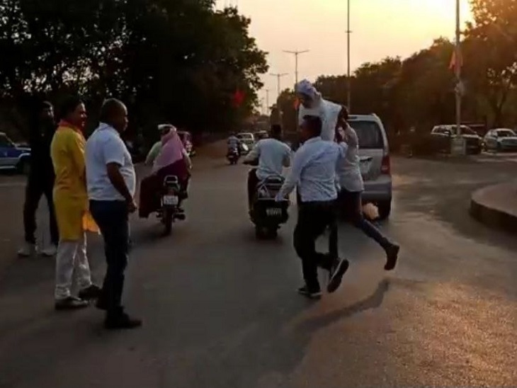 भिलाई में बीच सड़क पुतला लेकर भागते भाजपा नेता के नेता और कार्यकर्ता, वहीं छीनने के लिए दौड़ती रही पुलिस