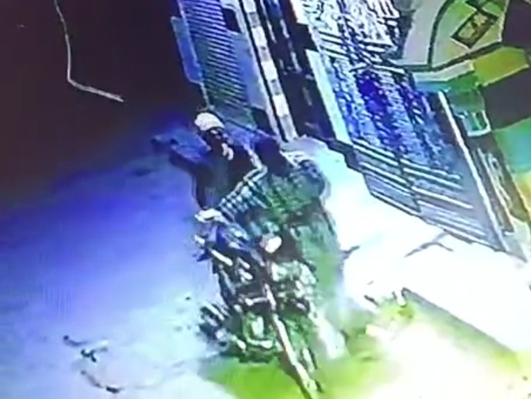 Thieves caught in CCTV cameras stealing bikes
