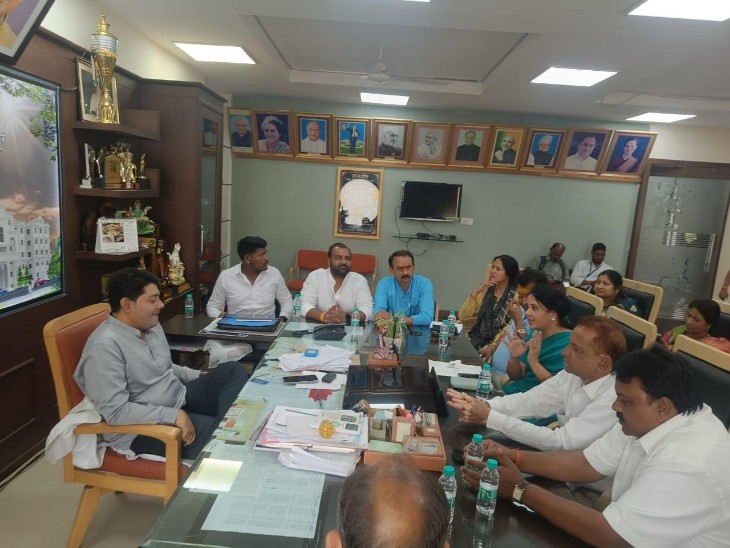 हितग्राहियों को पेंशन की राशि नहीं मिलने पर उग्र आंदोलन की चेतावनी बीजेपी पार्षद दल ने दी है।