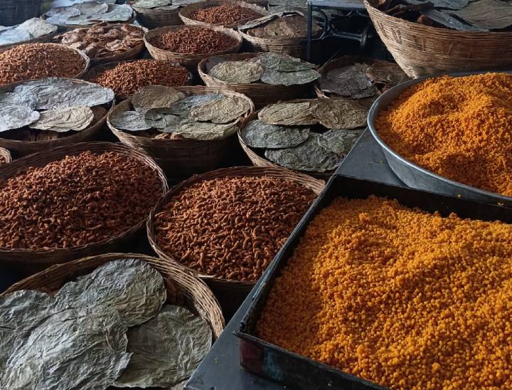 भंडारे की प्रसादी के लिए नुक्ती और भजिए तैयार कर लिए गए हैं।